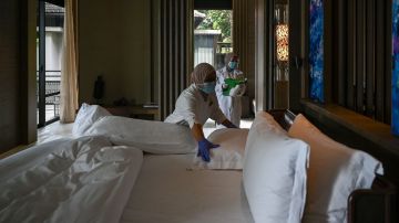 Trabajadoras de limpieza temen disminución de ingresos mientras los hoteles eliminan servicio de aseo diario en habitaciones