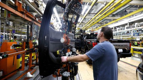 Estados Unidos suma 428,000 nuevos empleos en abril y muestra que el mercado laboral se mantiene sólido