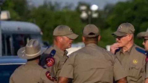 Masacre en Texas: acusan a la policía de actuar tarde durante el tiroteo en Uvalde en el que murieron 21 personas