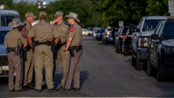 Masacre en Texas: acusan a la policía de actuar tarde durante el tiroteo en Uvalde en el que murieron 21 personas