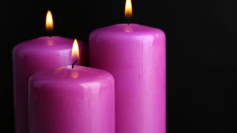Las velas moradas se usan en rituales de limpieza energética.