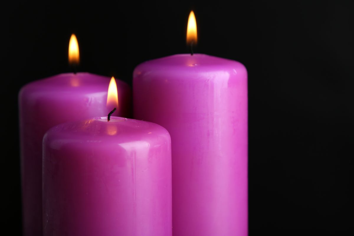 Las velas moradas se usan en rituales de limpieza energética.