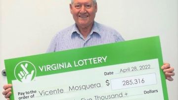 Vicente Mosquera con su premio de la Lotería de Virginia.