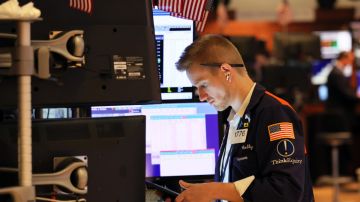 Los principales indicadores bursátiles de Wall Street se acercan a un ‘mercado bajista’: qué es lo que significa