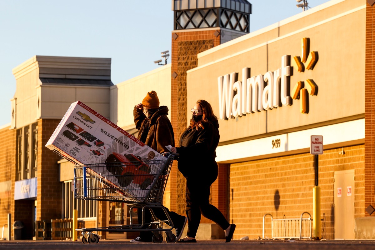El exceso de inventario obliga a Walmart, Target y a otros minoristas a  ofertar televisores, muebles y ropa - La Opinión