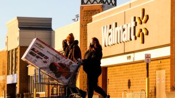El exceso de inventario obliga a Walmart, Target y a otros minoristas a ofertar televisores, muebles y ropa