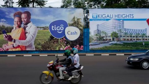 El lado oscuro de la "Suiza de África", el país al que Reino Unido trata de enviar a migrantes que lleguen a su país "sin billete de vuelta"