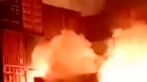 "Bolas de fuego cayendo como lluvia": al menos 49 muertos y cientos de heridos en una explosión en Bangladesh