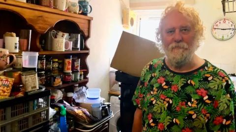 Qué es el síndrome del acumulador compulsivo, el trastorno mental que te lleva a vivir en medio de la basura