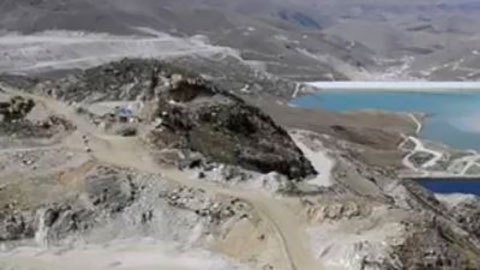 Chalcobamba, la montaña rica en cobre que enfrenta a una gran minera china con unos jóvenes peruanos