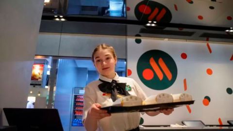 Rusia inaugura en Moscú Vkusno i Tochka, la tienda que reemplaza a McDonald's