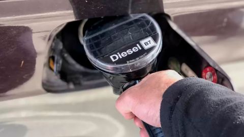 Por qué hay una escasez mundial de diésel y cómo te afectará, a pesar de que tu auto no use gasoil