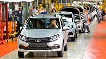 Qué dice el nuevo auto producido en Rusia sobre el futuro de la economía del país