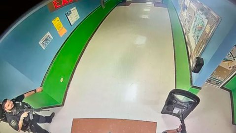 Masacre en Uvalde: imágenes inéditas muestran a policías armados esperando en el pasillo de la escuela de durante el tiroteo que dejó 21 muertos