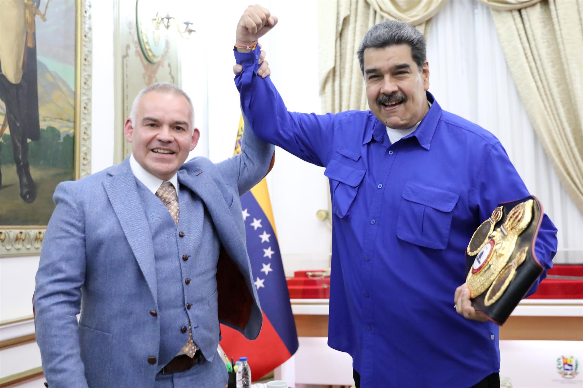 Nicolás Maduro Recibió Título De Campeón Honorario De La AMB Y Las ...