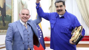 Gilberto Mendoza (izquierda), presidente de la AMB, junto a Nicolás Maduro (derecha).