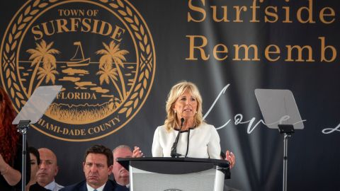 Jill Biden durante el acto de homenaje a las victimas del derrumbe de Champlain Towers en Surfside.