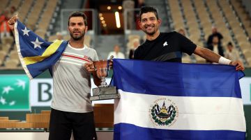 El salvadoreño Marcelo Arévalo (derecha) y su compañero Jean-Julien Rojer (izquierda) ganaron el torneo de dobles del Roland Garros 2022.