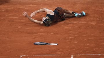 El tenista alemán tuvo que abandonar la semifinal de Roland Garros.