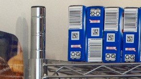 Una bandera de Estados Unidos en medio de una estantería con productos.