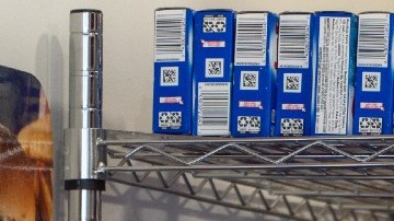 Una bandera de Estados Unidos en medio de una estantería con productos.