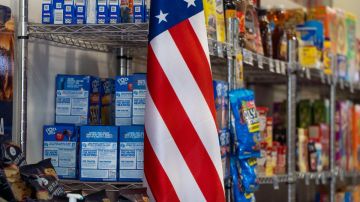 Una bandera de Estados Unidos en medio de una estantería con productos.