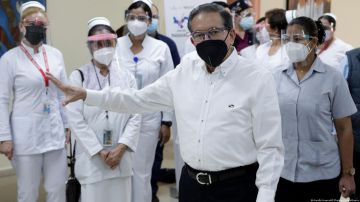 Presidente de Panamá anuncia que padece cáncer