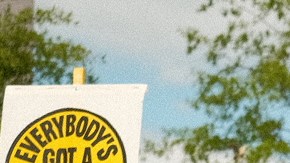 Miles de personas protestan ante el Capitolio por la desigualdad en EEUU