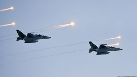 Avión militar ruso se estrella cerca de frontera con Ucrania