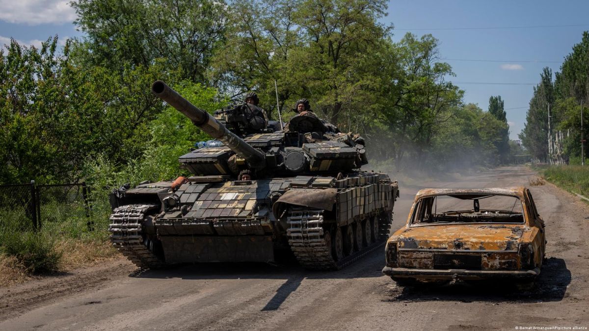 Un tanque ucraniano avanza en el frente del Donbás.