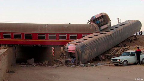 Al menos 17 muertos y decenas de heridos al descarrilar tren en Irán