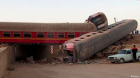 Al menos 17 muertos y decenas de heridos al descarrilar tren en Irán