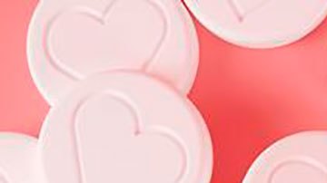 Científica prevé el uso de una "píldora del amor" que podría ayudar a salvar matrimonios fallidos