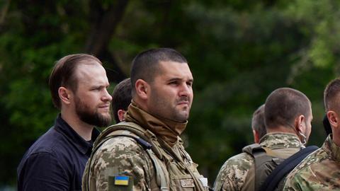El presidente de Ucrania visitó Mikolaiv, cerca del frente.