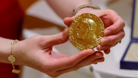 Periodista ruso vende medalla de Nóbel para ayudar a Ucrania