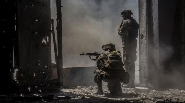Soldados del ejército ucraniano apuntan a tropas rusas en Severodonetsk