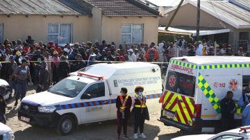 Policía intenta desentrañar el misterio de los 21 jóvenes muertos en un bar en Sudáfrica