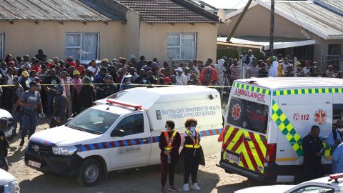 Policía intenta desentrañar el misterio de los 21 jóvenes muertos en un bar en Sudáfrica