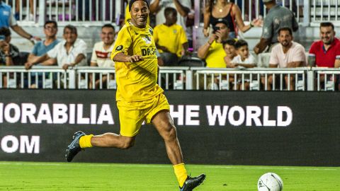 En el partido de exhibición, Ronaldinho se lució con varias fintas.