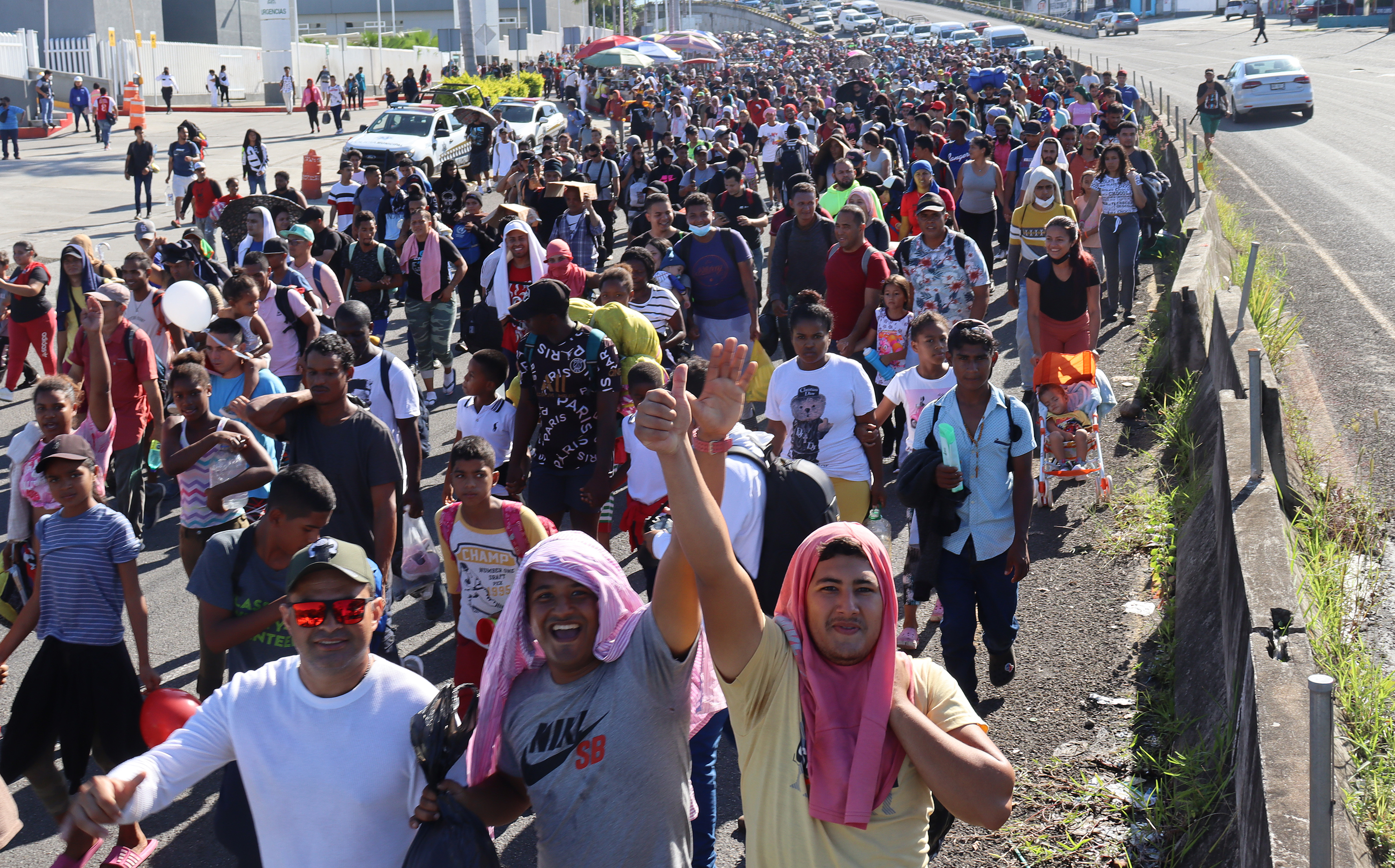 Una caravana migrante de 3 000 personas obtuvo visas de tr nsito