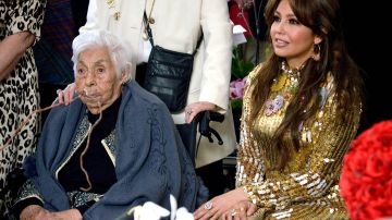Thalía y su abuelita Eva Mange.
