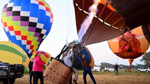 Accidente en globo aerostático en Wisconsin deja 3 hospitalizados después de rebotar en un edificio y chocar contra un tren