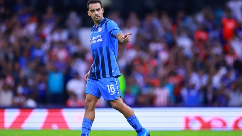 Adrián Aldrete uniformado con la camiseta de Cruz Azul.