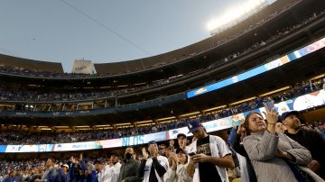 VIDEO: Aficionada de los Dodgers expulsada del estadio por exhibir sus senos mientras bailaba