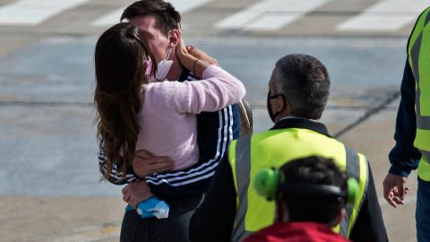 Antonella Roccuzzo recibe a Messi tras ganar la Copa América.