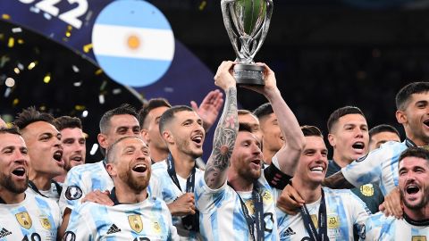 Argentina levanta el trofeo de la Finalissima.