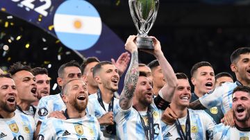 Argentina levanta el trofeo de la Finalissima.