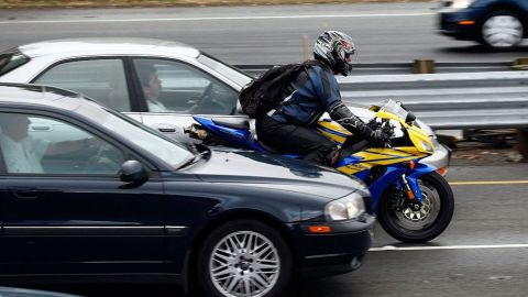 Arrolló a motociclista y siguió conduciend
