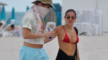 Bad Bunny y su novia Gabriela Berlingeri en Miami.