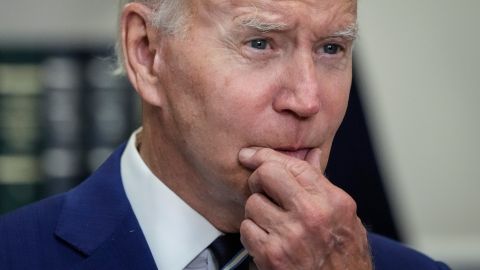 Biden solicitará hoy al Congreso pausar los impuestos a la gasolina durante tres meses